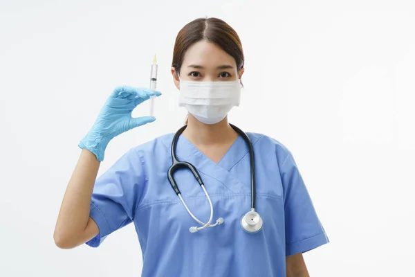 保護顔マスクを着用したアジアの女性医師や看護師の中クローズアップ肖像は 注射器を保持し コピースペースと白い背景の上に立つ ワクチンを入手するためのコンセプト — ストック写真
