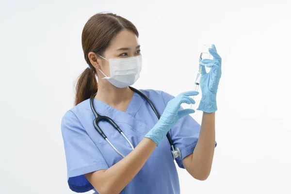 保護顔マスクを着用したアジアの女性医師や看護師の中クローズアップ肖像は 注射器を保持し コピースペースと白い背景の上に立つ ワクチンを入手するためのコンセプト — ストック写真
