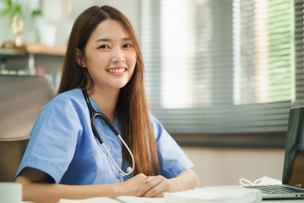 Střední Zblízka Portrét Asijského Lékaře Nebo Zdravotní Sestry Stetoskopem Usmívající — Stock fotografie