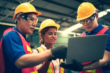 Müfettişlerden oluşan bir ekip, kadın işçilerden bilgi istiyor ve bir fabrikadaki güvenlik ve işlevi inceliyor, konsept denetleyici güvenliği, bir fabrikada kalite kontrolü, kalite denetimi.