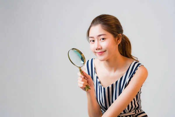 Mujer Joven Asiática Usando Sonrisa Lupa Mirando Cámara Sobre Fondo —  Fotos de Stock