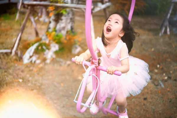 Bewegungsunschärfe Aufnahme Von Entzückenden Kleinkind Mädchen Rosa Ballettkostüm Sitzen Auf — Stockfoto