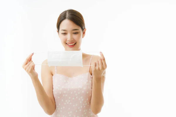 Hermosa Mujer Asiática Sonriendo Mientras Sostiene Protector Medica —  Fotos de Stock