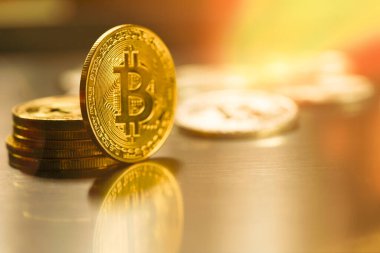 Yansıma ve kopyalama alanı ile Altın Bitcoin 'i kapat, Seçici odaklı.