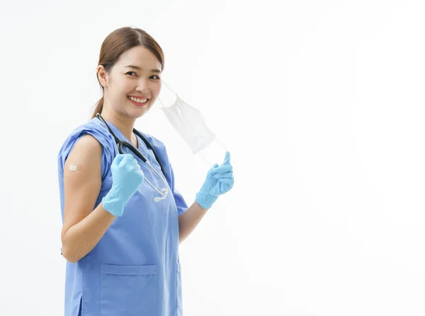 Mujer Asiática Joven Uniforme Enfermera Con Estetoscopio Quitarse Mascarilla Protectora — Foto de Stock