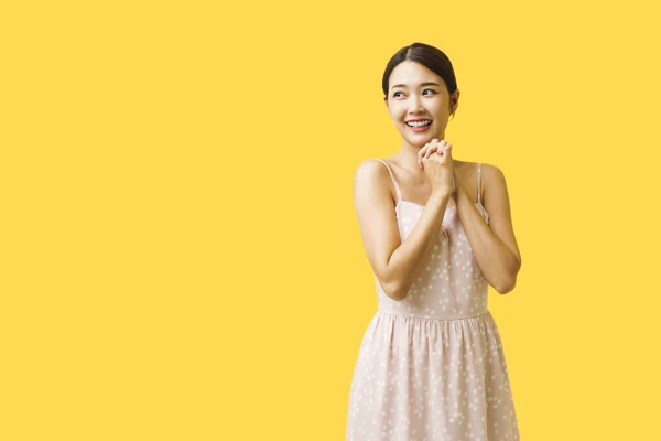 Asiática Hermosa Mujer Posando Sonriendo Sobre Aislado Amarillo Fondo —  Fotos de Stock