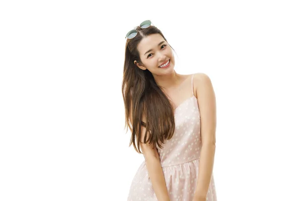 Portret Młodej Azjatki Wyglądającej Dobrze Zdrowo Uśmiechającej Się Białym Tle — Zdjęcie stockowe