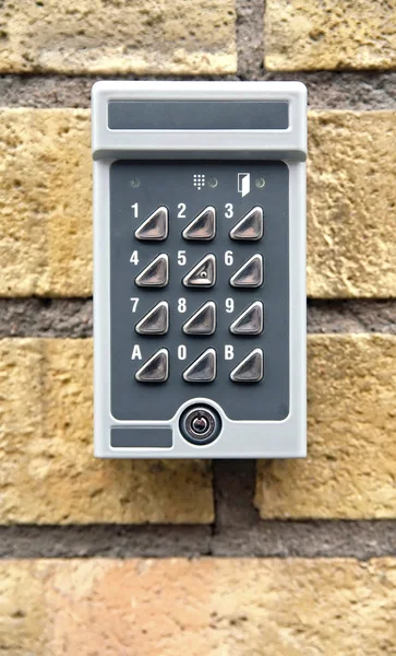 Porta de segurança teclado na parede de tijolo — Fotografia de Stock