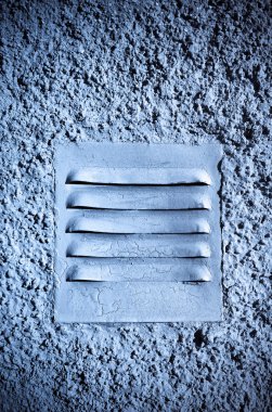 Mavi dış cephe üzerinde bulunan havalandırma