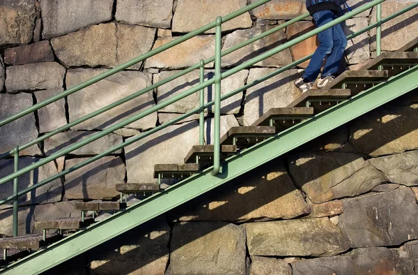 Escadas de metal verde abraçando uma parede — Fotografia de Stock