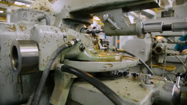 Machine industrielle pour la production de produits métalliques — Video