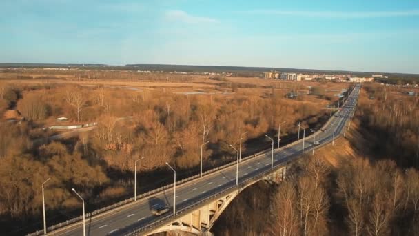 Мост через реку и вид на Успенский собор во Владимире — стоковое видео