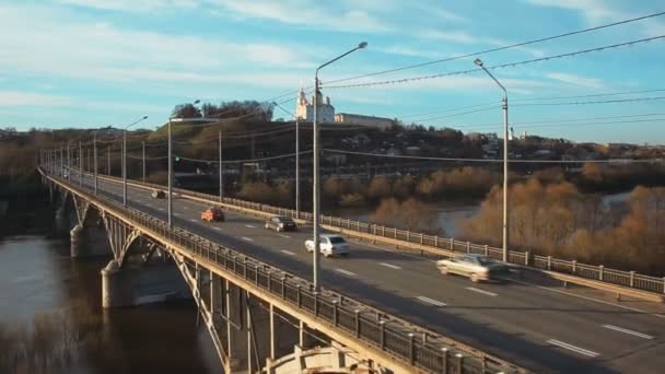 美丽的景色大桥克利亚兹马河和弗拉基米尔 · 乌斯别斯基大教堂 — 图库视频影像