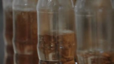 Şişeleme gazlı su ve içecek plastik şişelerde