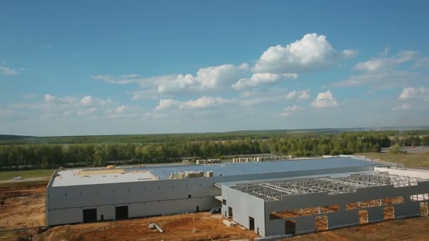 Costruzione di un nuovo edificio industriale di strutture in acciaio, vista dall'alto — Video Stock