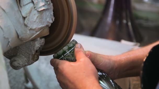 雕刻玻璃制品的过程 — 图库视频影像