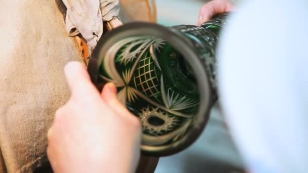 Хрустальная ваза с бриллиантовой гравировкой — стоковое видео