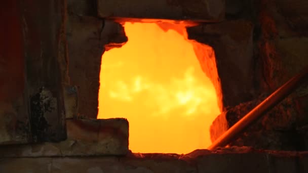 Firing glass in a hot oven — Stock Video