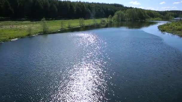 Survoler la rivière en été 