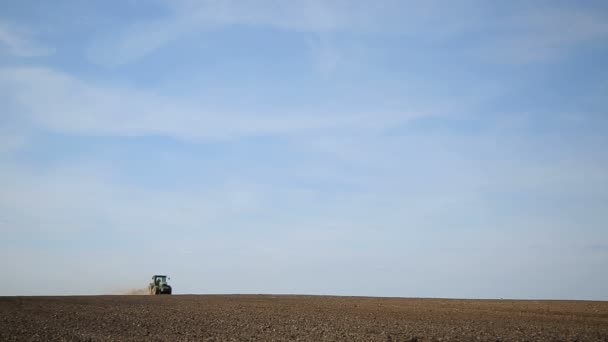 Bearbetning av jordbruksmark med en traktor — Stockvideo