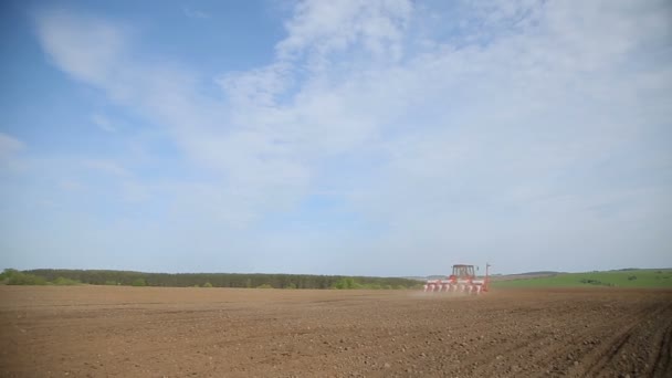 Jordbearbetning med en plog och traktor — Stockvideo