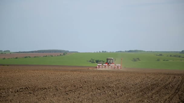 Traktor plöjning marken — Stockvideo