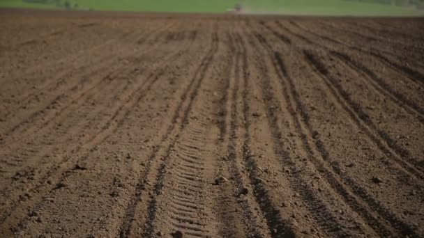 Trekker met ploeg ploegen landbouwgrond — Stockvideo