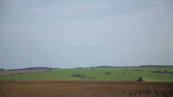 Tractor arando un campo — Vídeo de stock