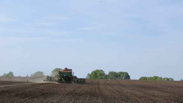 Traktör arazi çiftçilik pulluk ile — Stok video