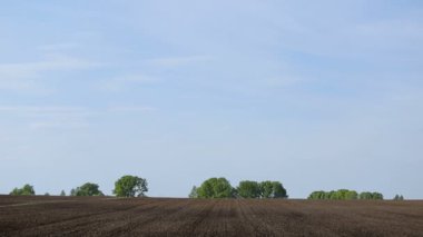 sürülmüş toprak ve gökyüzü manzara