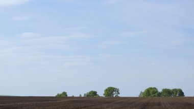 Mavi gökyüzü arka plan üzerine sürülmüş alan