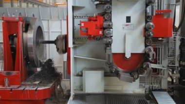 modern ekipmanla donatılmış metal kesme işlemi