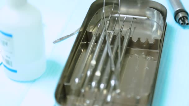 Стоматологические инструменты в металлической коробке — стоковое видео