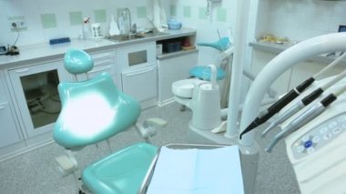 Diş sandalye ve diş tedavisi için aygıtlar