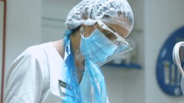 kadın doktor çalışırken