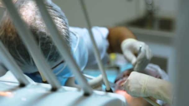 Пациент во время лечения зубов — стоковое видео