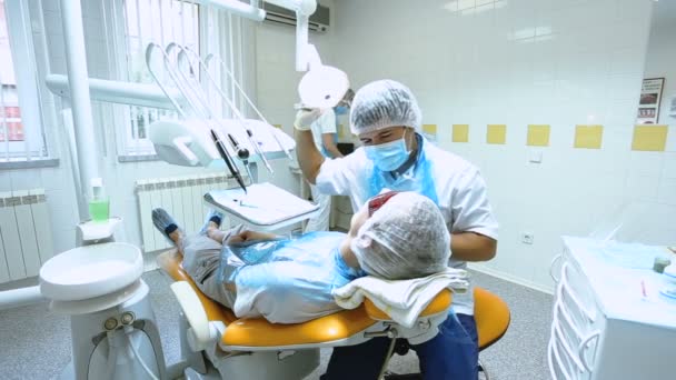 Médico masculino trata los dientes del paciente — Vídeos de Stock