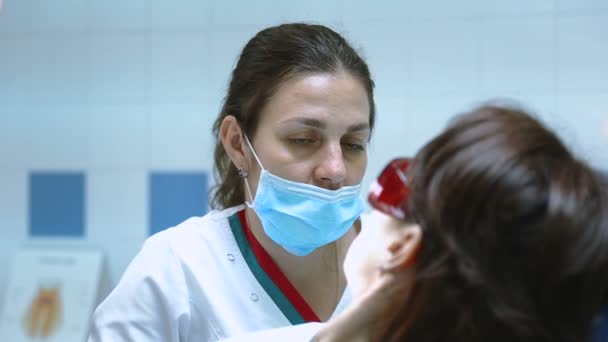 Dentista aconseja al paciente — Vídeos de Stock