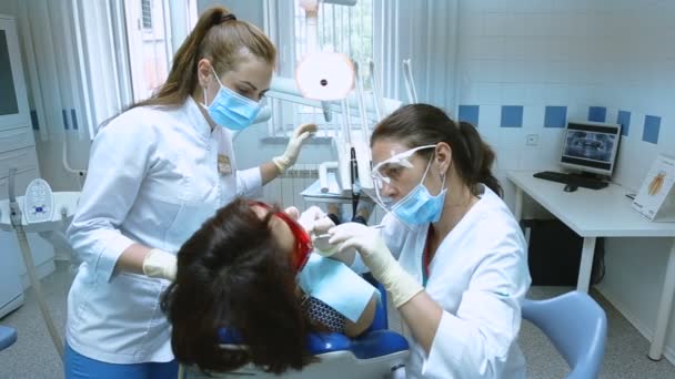 Procedimiento de tratamiento dental al paciente en odontología — Vídeos de Stock