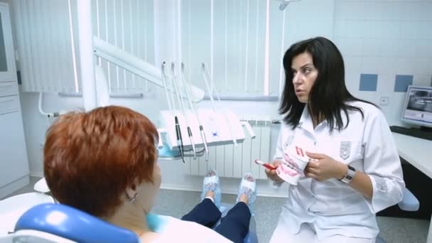 Врач и пациент стоматологической клиники — стоковое видео
