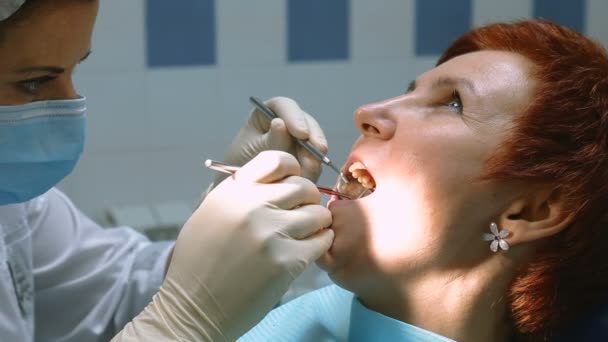 Обследование полости рта пациента — стоковое видео