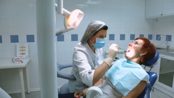 Medicinsk tandvård undersökning av patienten — Stockvideo