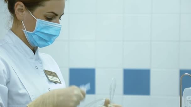 Nurse is preparing an IV — Stock Video