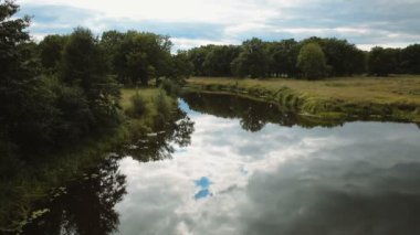 uçan Nehri. su bulutlar yansıtır