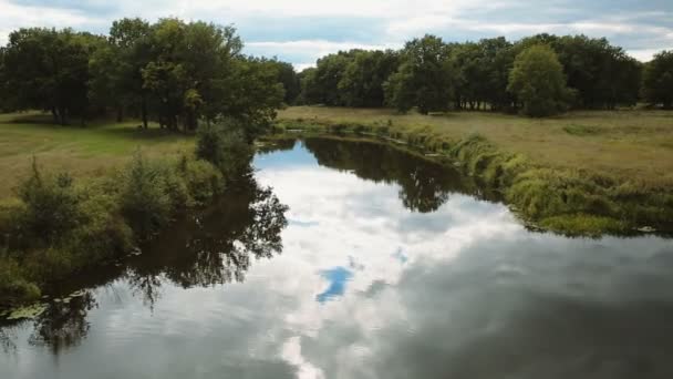 belle rivière calme avec reflet de nuages 
