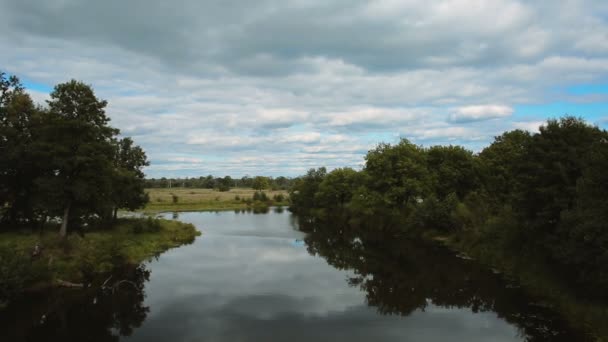 été paysage, rivière, forêt, ciel avec nuages 