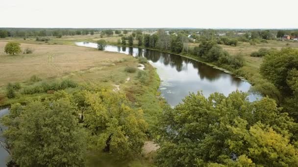 Beau paysage fluvial en arrière plan d'un petit village — Video