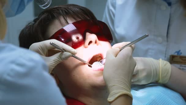 Стоматологічний пацієнт під час лікування зубів — стокове відео