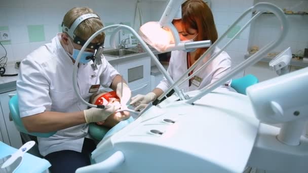 Procedimientos dentales en la clínica — Vídeo de stock