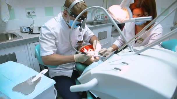 Zahnärztliche Untersuchung des Patienten — Stockvideo